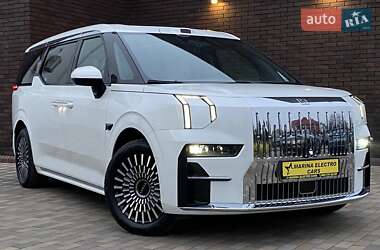 Минивэн Zeekr 009 2024 в Погребах