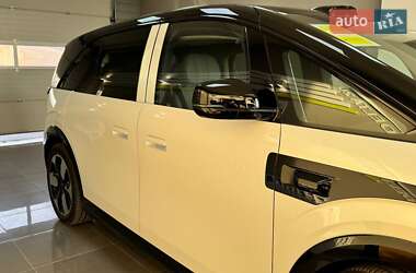 Минивэн Zeekr Mix 2025 в 