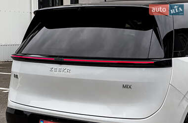 Минивэн Zeekr Mix 2024 в 