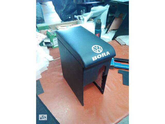 бу Подлокотник Volkswagen Bora (1998-2005) черный с вышивкой в Виннице бу Подлокотник Volkswagen Bora (1998-2005) черный с вышивкой в Виннице