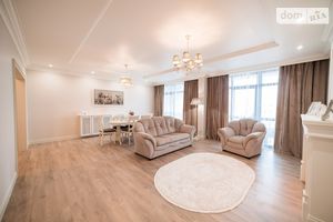 Продается 3-комнатная квартира 100.5 кв. м в Ужгороде