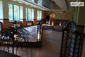 Продается нежилое помещение в жилом доме 240 кв. м в 4-этажном здании