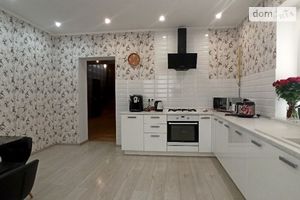 Продается дом на 2 этажа 215 кв. м с балконом