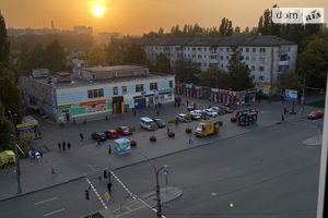 Продается 3-комнатная квартира 67 кв. м в Чернигове