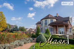Продается дом на 2 этажа 320 кв. м с бассейном