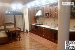 Продается дом на 3 этажа 370 кв. м с бассейном