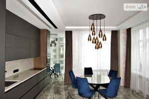 Продается 3-комнатная квартира 130 кв. м в Киеве
