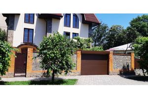 Продается дом на 3 этажа 300 кв. м с баней/сауной