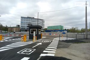 Сдается в аренду место на стоянке под легковое авто на 1000 кв. м