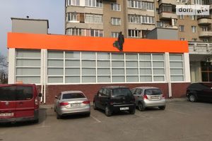Продається об'єкт сфери послуг 300 кв. м в 9-поверховій будівлі